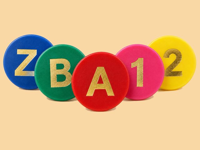 Bunte Einkaufswagenchips mit Buchstaben, Zahlen und goldfarbenen Standardprägungen