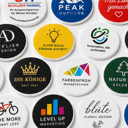Individuell bedruckte Marken mit verschiedenen Firmenlogos